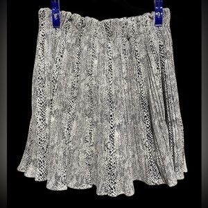 THE NINES Black and Cream Snake Print SKORT - SIZE M